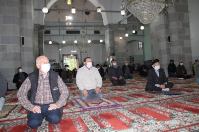 622 Yıllık Tarihi Bergama Ulu Camii'nde Yeni Yılın İlk Cuma Namazı