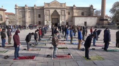 Aksaray'da Yılın İlk Cuma Namazı Sosyal Mesafeyle Kılındı