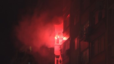 Camlara Çıkıp Tencere Ve Kaşıkları Birbirine Vurarak Yılbaşına Girdiler, Bardak Ve Şişeleri Sokağa Attılar