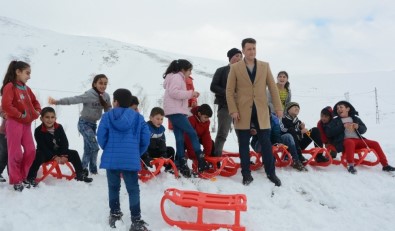 Düşünce Akademisinden Bitlis'teki Çocuklara Kızak