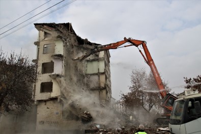 Elazığ'da 5.3'Lük Depremde Hasar Alan Binanın Kontrollü Yıkımı Başladı