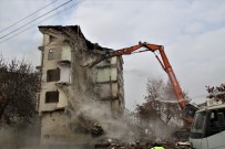 Elazığ'da 5.3'Lük Depremde İkinci Kez Hasar Alan Binanın Kontrollü Yıkımı Başladı
