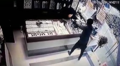 Çekmeköy'deki 45 Bin Liralık Soygunun Görüntüleri Ortaya Çıktı
