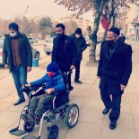 Εγγονός του βετεράνου, η χαρά του παιδιού με ειδικές ανάγκες στην αναπηρική καρέκλα με μπαταρία