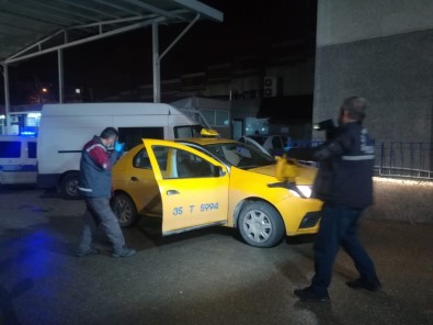 İzmir'de Taksi Şoförünü Bıçaklayıp Aracını Kaçırdılar