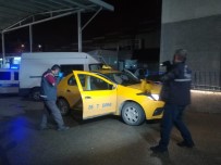 İzmir'de Taksi Şoförünü Bıçaklayıp Aracını Kaçırdılar Haberi
