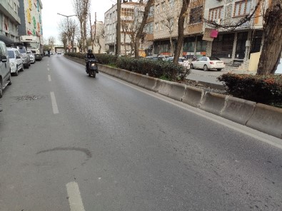 (Özel) Vatandaşlar Yaya Geçidi İstedi, Caddedeki Geçit De Kapandı