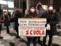 İtalya'da Öğrenciler Uzaktan Eğitim Kararını Protesto Etti