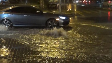 İzmir'de Sağanak Yağış Nedeniyle Caddeler Göle Döndü