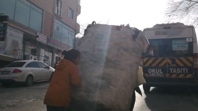 Kağıt Toplayıcısı Anneye Çocuğundan Yürek Isıtan Yardım