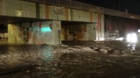 İzmir'i Sağanak Vurdu Açıklaması Araçlar Sürüklendi, Birçok Evi Su Bastı