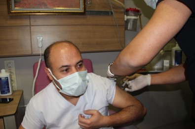 Afyonkarahisar'da Cavid-19 Aşıları Yapılmaya Başlandı