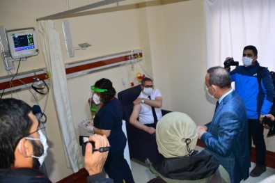 Ardahan'da Koronavirüs Aşılaması, Vali  Hüseyin Öner'in De Katıldığı Program İle Başladı