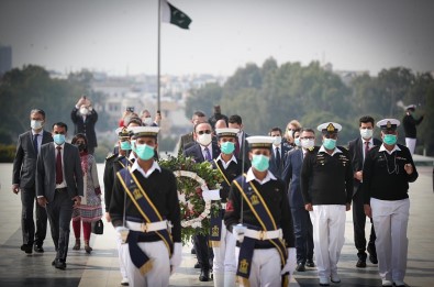 Bakan Çavuşoğlu, Pakistan'ın Kurucu Lideri Cinnah'ın Mezarını Ziyaret Etti