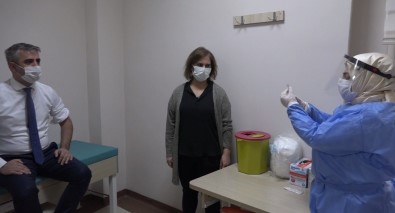 Bingöl'de Sağlık Çalışanlarına Aşı Yapılmaya Başlandı