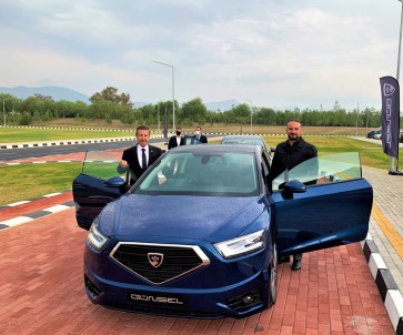 Dışişleri Bakanı Tahsin Ertuğruloğlu, KKTC'nin Yerli Otomobilini Test Etti