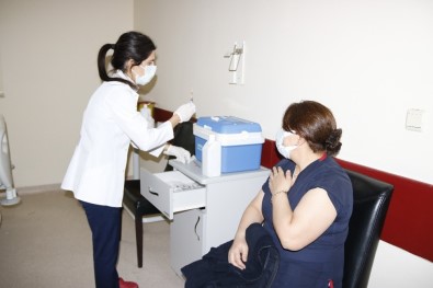 Diyarbakır'da Sağlık Çalışanlarına Korona Virüs Aşısı Yapılmaya Başlandı