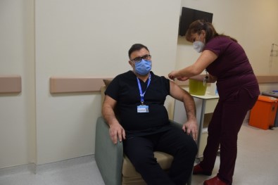 Düzce Üniversitesi Hastanesi'nde Sağlık Çalışanlarına Aşı Başlandı