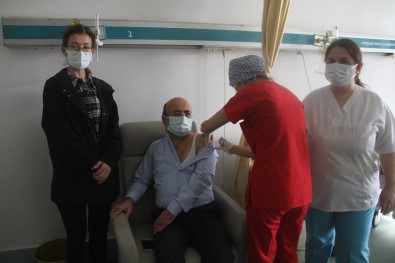 Fethiye'de Sağlık Çalışanlarına Aşı Yapılmaya Başlandı