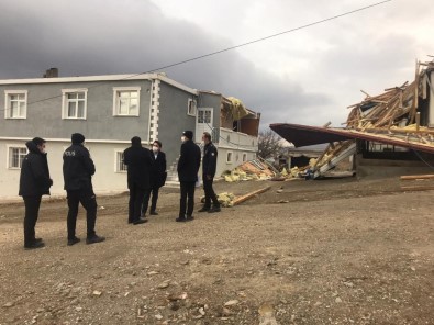 Fırtınanın Uçurduğu Çatılardan Kaçan İnsanların Panik Anları Güvenlik Kamerasına Yansıdı