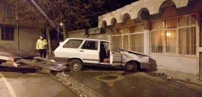 Freni Boşalan Otomobil Duvara Çarptı Açıklaması 3 Yaralı