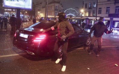 Gösterilerde polis merkezi ateşe verildi!