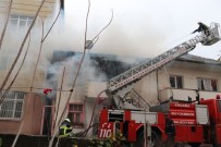 İki Katlı Ev Çıkan Yangında Alevlere Teslim Oldu