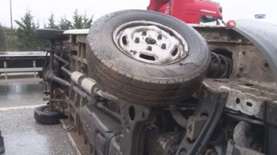 Kontrolden Çıkan Minibüs Önce Kaldırıma Çıktı Ardından Yolda Yan Yattı