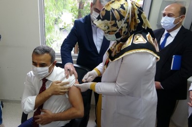 Osmaniye'de Sağlık Çalışanlarına İlk Korona Virüs Aşısı Uygulandı