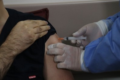 Sakarya'da İlk Korona Virüs Aşısı İl Sağlık Müdürü'ne Yapıldı