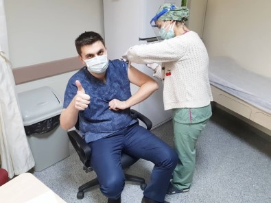 Şuhut'ta İlk Korona Virüs Aşısı Sağlık Personellerine Yapılmaya Başladı