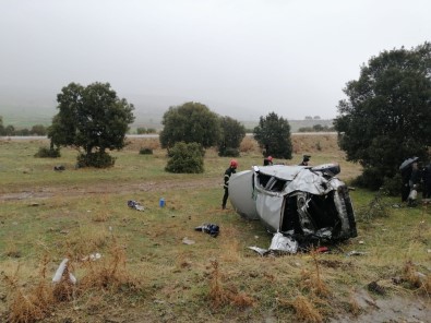 Takla Atan Otomobil Tarlaya Uçtu Açıklaması 2 Yaralı