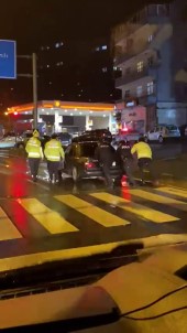 Trafik Polisi Yolda Kalan Otomobili İterek, Sürücüye Yardım Etti