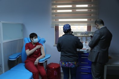 Tunceli'de Aşılama Başladı, İlk Aşıyı Enfeksiyon Hastalıkları Uzmanı Oldu