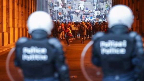 Gösterilerde polis merkezi ateşe verildi!