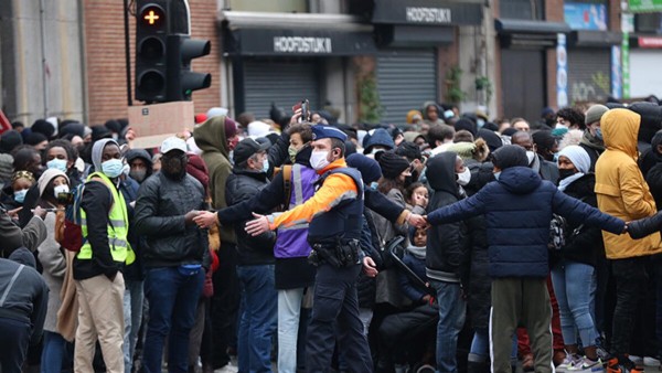Gösterilerde polis merkezi ateşe verildi!