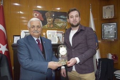Burdur'da Bulduğu Cüzdanı Sahibine Ulaştıran Taksi Şoförü Ödüllendirildi