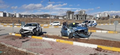 İki Otomobil Çarpıştı Açıklaması 3 Yaralı