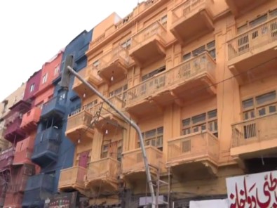 Karaçi'nin En Ünlü Caddesi Renklendi