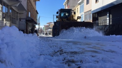 Karlıova'da Kar 20 Köy Yolunu Ulaşıma Kapattı