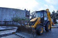 Körfez'de Ağır Hasarlı Bina Yıkıldı