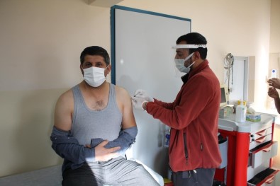 Midyat'ta Sağlık Çalışanlarına Korona Virüs Aşısı Yapılıyor