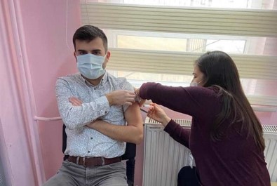 Selendi'de Sağlık Çalışanlarına Aşı Yapıldı