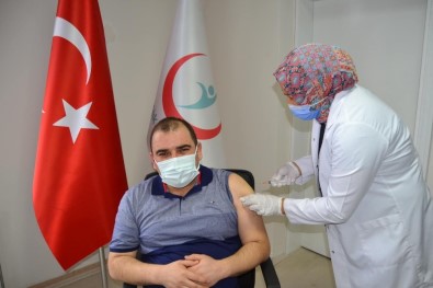 Simav'da Sağlık Çalışanlarına Aşı Uygulaması Başladı