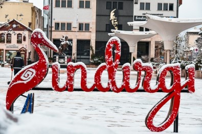 Sındırgı'da Kar Seyrine Doyulmaz Manzaralar Oluşturdu