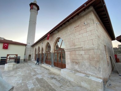 Afrin'deki Ömer Bin Hattab Camii Ve Nebi Huri Türbesi Restore Edildi