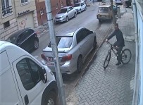Kapıları Zile Basarak Açtıran Bisiklet Hırsızı Güvenlik Kameralarında Haberi