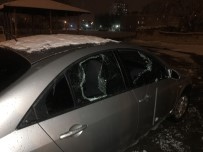 Baltayla Saldırdıkları Otomobilin Sürücüsünü Bacağından Yaraladılar
