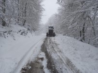 Çaycuma'da Kapanan Köy Yolları İçin Çalışmalar Aralıksız Devam Ediyor