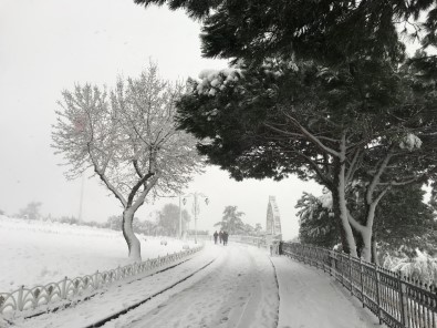 İstanbul'da Kar Etkisini Artırdı, Çamlıca Tepesi'nde Kar Kalınlığı 20 Santime Ulaştı